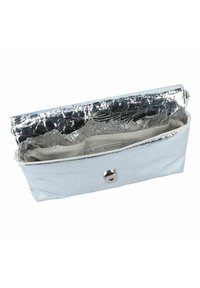 Silberne, metallische Clutch-Tasche mit strukturiertem Finish, Druckknopfverschluss und beigem Innenfutter; kompakte rechteckige Form.