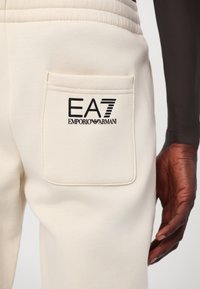 EA7 Emporio Armani PANTALONI - Tepláky - whitecap gray