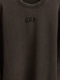 Tamsiai rudas Crewneck tipo džemperis su juodu išsiuvinėtu „GAP“ logotipu, turintis lygų, tekstūruotą audinį ir paprastą dizainą.