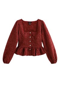 Blusa roja texturizada con mangas largas abullonadas, escote cuadrado, cierre de cinco botones y dobladillo peplum. El material tiene un patrón arrugado.