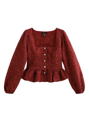 Rode textuur blouse met lange pofmouwen, vierkante halslijn, knoopsluiting met vijf knopen en een peplumzoom. Het materiaal heeft een gekreukt patroon.