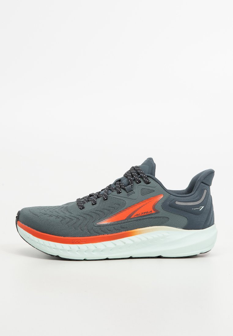 Chaussure de course grise avec des accents orange, dessus en mesh, design texturé, semelle blanche et menthe claire contrastée, et lacets noirs.