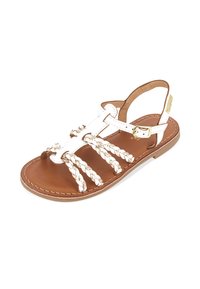 Sandale à bride tressée blanche avec une semelle intérieure marron, sangle de cheville ajustable avec une boucle en or, semelle plate et détails cousus.