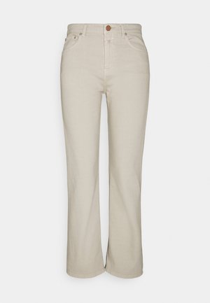 Pantalones beige de tiro alto y pierna recta con bolsillos delanteros, cierre de botón y cremallera, y presillas para cinturón.