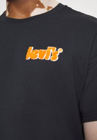 Levi's® RELAXED FIT - Apdrukāts T-krekls - caviar