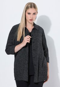 Grijze, textuurvolle button-up jack met een kraag, lange mouwen en zijzakken, met een relaxte pasvorm en een subtiele geweven patroon.