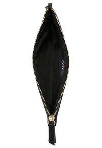 Musta vetoketjullinen pussi avoimena, näyttää tyhjältä sisätilalta, jossa on kankainen vuori ja pieni värikäs brändilappu sisällä.