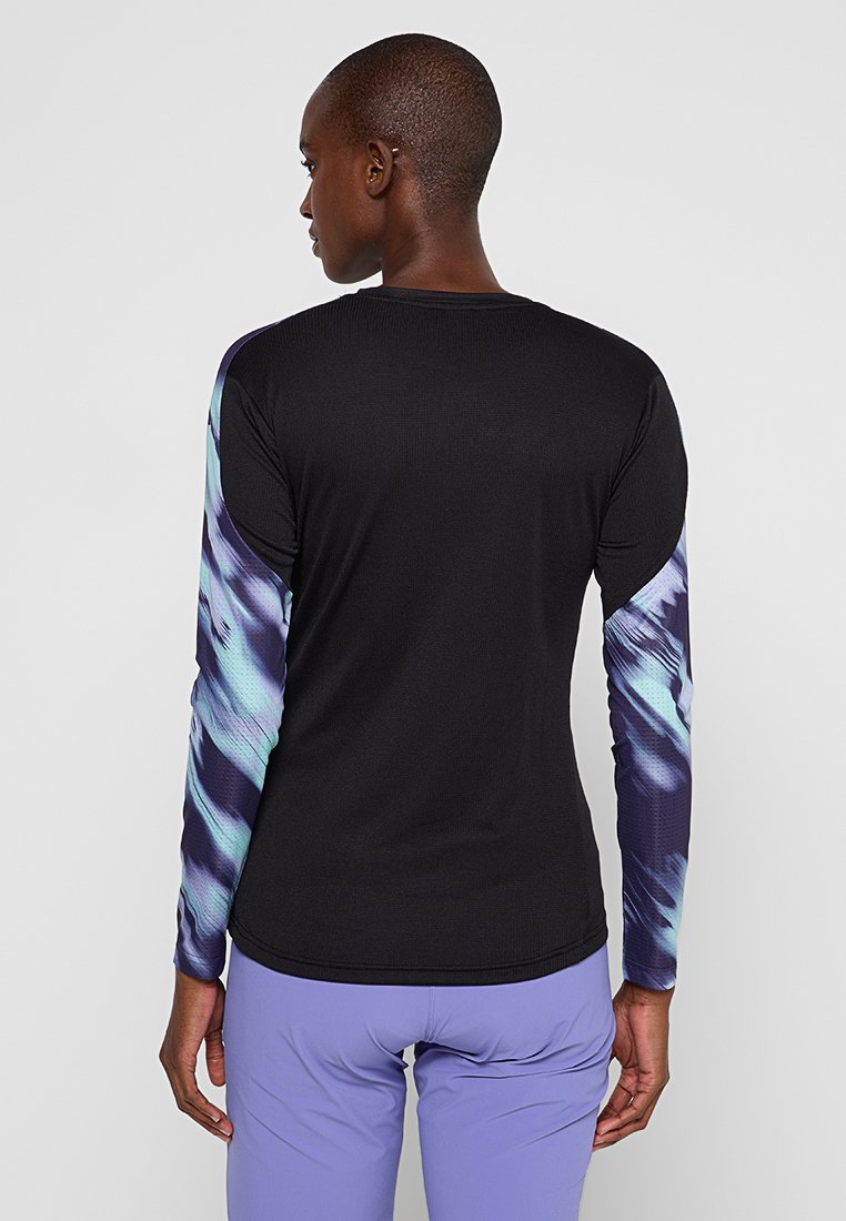 Langärmliges Sportshirt mit schwarzem Körper und Ärmeln in einem abstrakten Muster in Blau und Lila, hergestellt aus feuchtigkeitsableitendem Stoff.