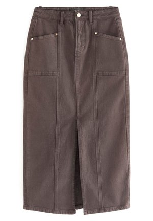 Jupe en jean marron longueur genou avec fente devant, passants pour ceinture, fermeture boutonnée et grandes poches plaquées avant avec détails rivetés.