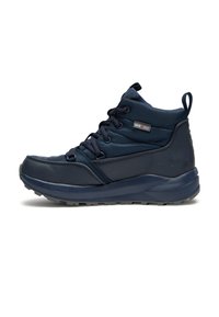 Bota de senderismo navy resistente al agua con cuello acolchado, cordones redondos, suela de goma texturizada y una sutil marca en el lateral.