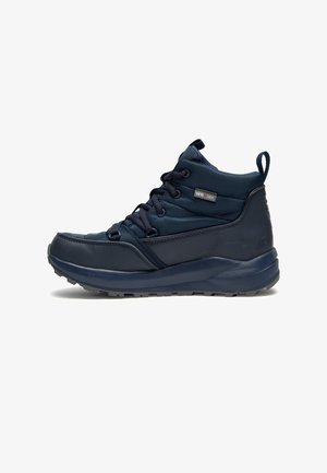 Stivale da escursionismo navy impermeabile con colletto imbottito, lacci rotondi, suola in gomma testurizzata e branding discreto sul lato.