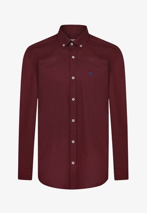 Bordeaux langemouwen shirt met een button-downkraag, voorzien van witte knopen en een blauw vogellogo aan de linkerkant. Gladde stofstructuur.