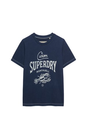 Granatowy T-shirt z krótkim rękawem z białym napisem "Custom Superdry Montauk LI." oraz grafiką homara na przodzie.