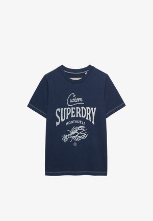 Granatowy T-shirt z krótkim rękawem z białym napisem "Custom Superdry Montauk LI." oraz grafiką homara na przodzie.