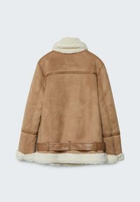 Bruine suède jas met een witte schapenvacht kraag, manchetten en zoom, met gestikte naden en een leren riemdetail aan de onderkant van de achterkant.