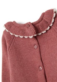 Gebreide cardigan in stofroze met een textuurafwerking, voorzien van een witte gegolfde kraag, roze knopen en raglanmouwen.