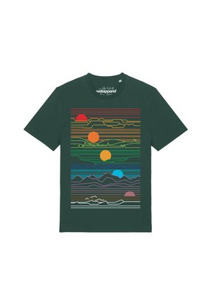 Donkergroen T-shirt met een meerkleurig horizontaal lijndesign dat abstracte landschappen en vijf ronde zonvormen in rood, oranje, geel, blauw en roze afbeeldt.