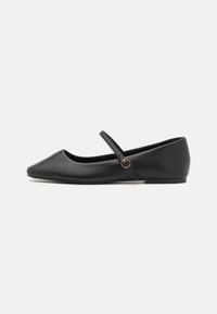 Schwarze Leder-Ballettschuhe mit spitzem Zehenbereich, einem Knöchelriemen und einem kleinen runden Akzent am Riemen. Glatte Textur, minimales Design.