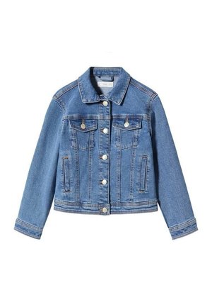 Enfant portant une veste en jean bleu clair et un jean avec des baskets blanches, debout avec un bras levé et légèrement plié.