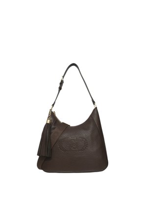 Borsa a tracolla in pelle marrone con forma curva, superficie testurizzata, nappina decorativa, logo impresso e tracolla regolabile.