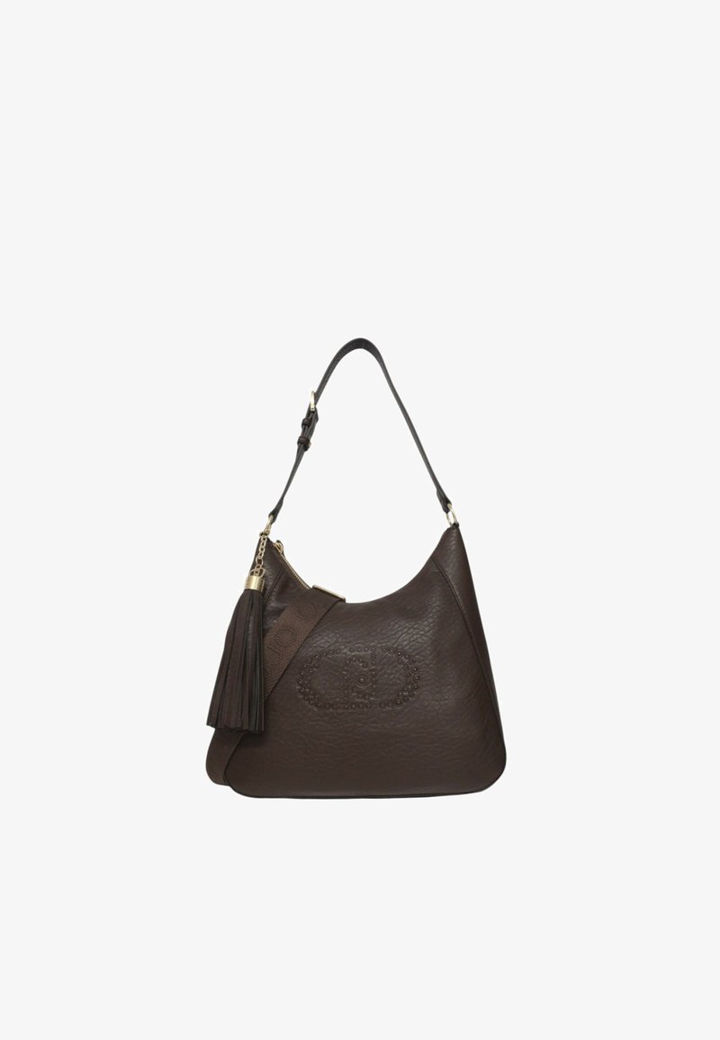 Borsa a tracolla in pelle marrone con forma curva, superficie testurizzata, nappina decorativa, logo impresso e tracolla regolabile.
