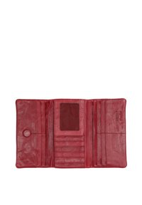 Rote Lederbörse mit mehreren Kartenfächern, einem klaren Ausweisfenster und einem strukturierten Design. Wird mit einem Druckknopf verschlossen.