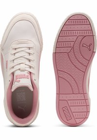 Sneaker Puma con una toma superiore di un rosa chiaro e bianco, dotate di una finitura testurizzata, design con lacci e suola in gomma rosa con motivi ondulati.