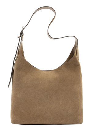 Brązowa torba na ramię ze skóry zamszowej z regulowanym paskiem i prostym, nieozdobionym designem, na białym tle.