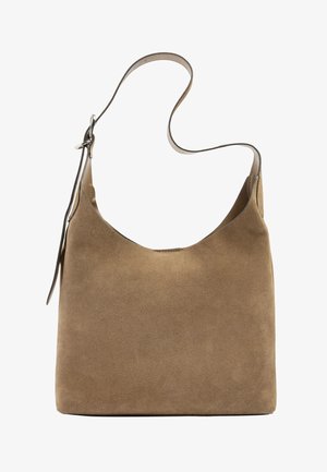 Brązowa torba na ramię ze skóry zamszowej z regulowanym paskiem i prostym, nieozdobionym designem, na białym tle.