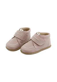 Zapatos de bebé de cuero rosa con una correa de velcro, punta redondeada y costuras decorativas a lo largo de los bordes. Suelas de goma planas para mayor tracción.