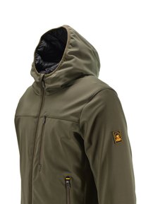 Giacca verde oliva con cappuccio, zip frontale, tasche sul petto e laterali con zip, e una toppa logo nera e gialla sulla manica.