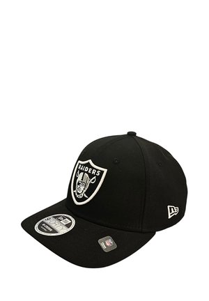 Casquette noire ornée d'un logo Raiders blanc bien visible, avec une visière incurvée et une texture en tissu. Comprend la marque New Era et des étiquettes sur le côté.