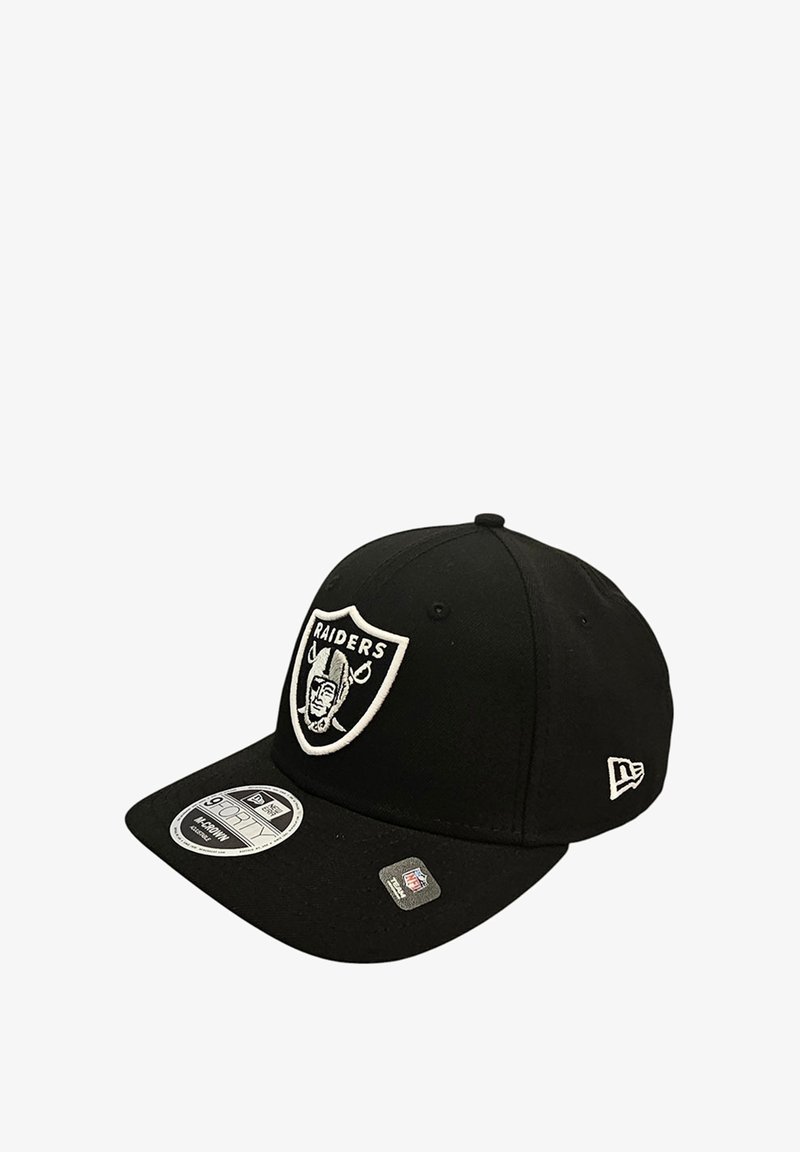 Cappello nero con un grande logo bianco dei Raiders, visiera curvata e texture in tessuto. Include il marchio New Era e le etichette sul lato.