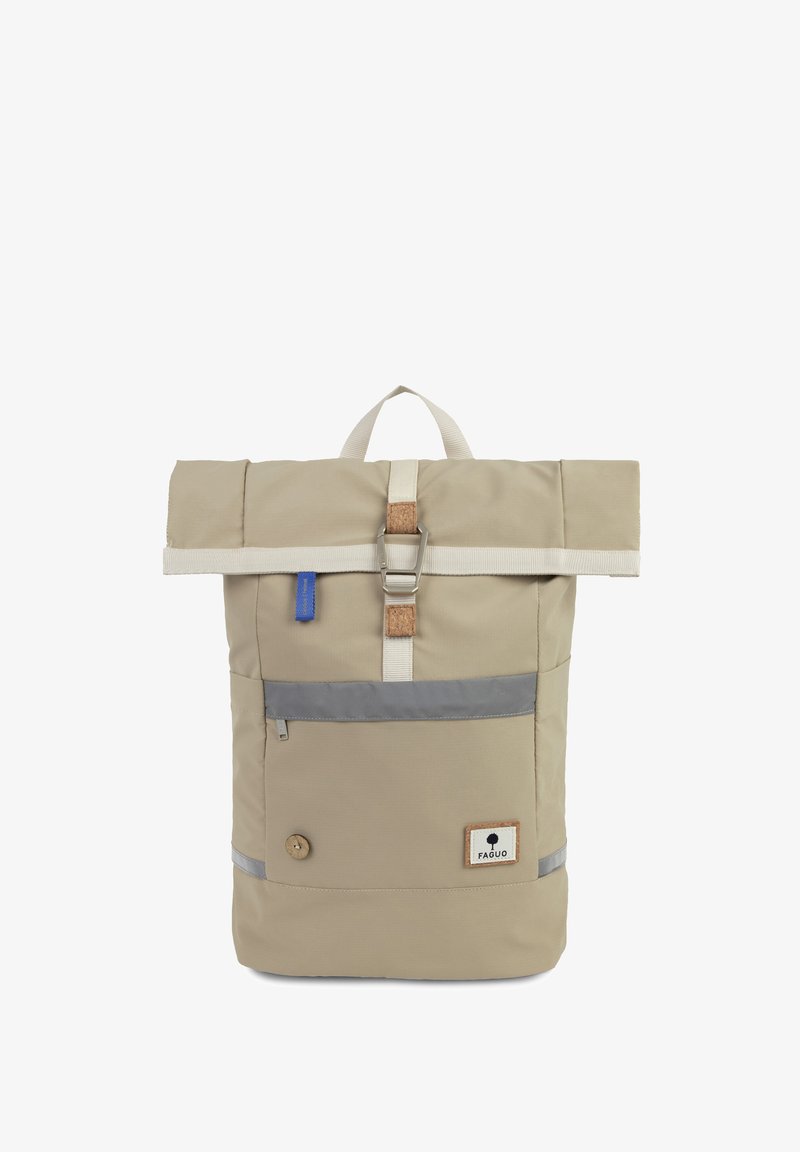 Sac à dos roulé beige avec des accents gris, en textile, avec des bretelles réglables, un fermoir en bois, une poche avant et un patch logo.
