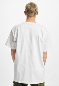 Upscale by Mister Tee Marškinėliai su spaudiniu - white