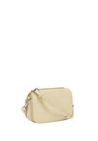 Beżowa skórzana torba na ramię o gładkiej teksturze, prostokątnym kształcie, z zamkiem błyskawicznym oraz odpinanym, regulowanym paskiem.