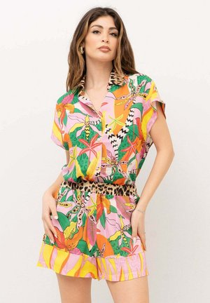 Romper corto a maniche corte colorato con design floreale e stampa animale, dotato di una cintura con stampa leopardata e colori vivaci di rosa, arancione e verde.
