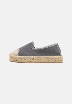 Chaussure espadrille décontractée à enfiler avec empeigne en tissu gris, bords effilochés, bout en tissu beige et semelle en jute tressée.