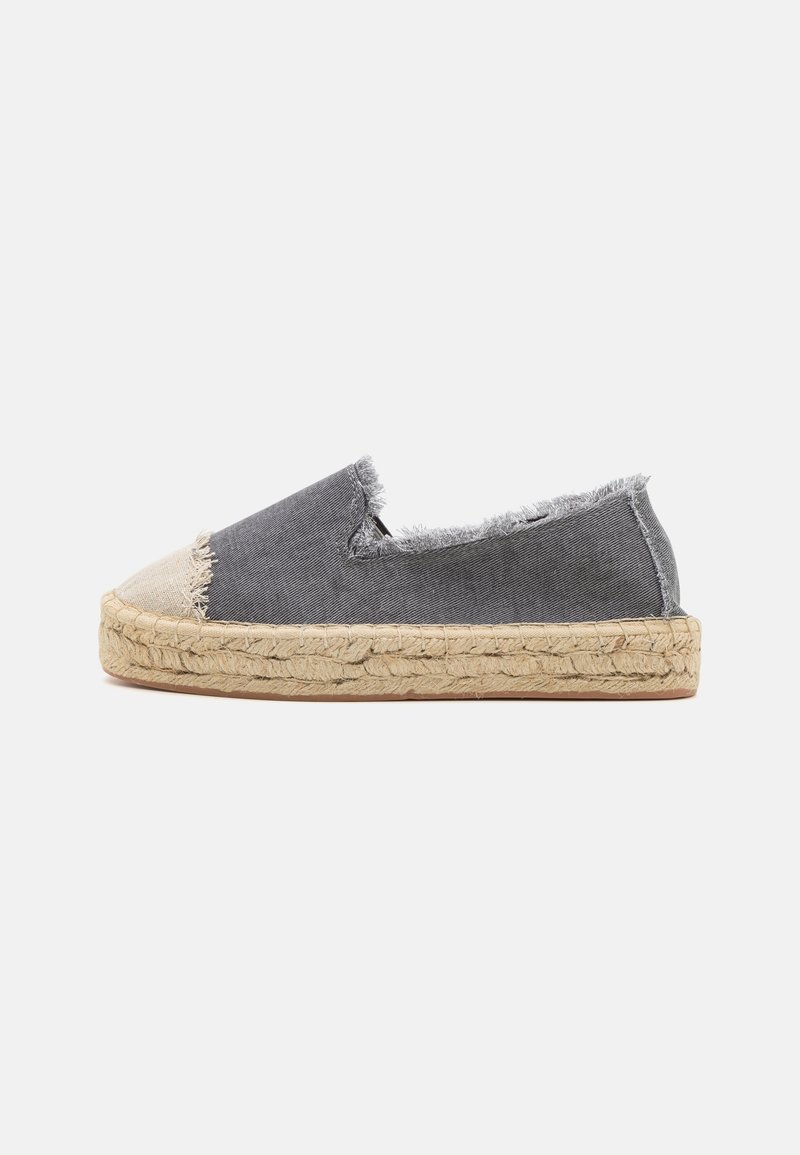 Chaussure espadrille décontractée à enfiler avec empeigne en tissu gris, bords effilochés, bout en tissu beige et semelle en jute tressée.