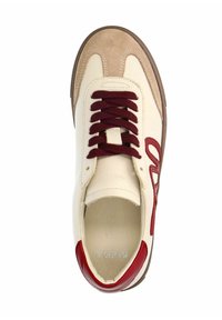 Sneaker met een crèmekleurig leren bovendeel en beige suède accenten. Bordeauxrode veters en logo detail aan de zijkant. Vlakke bruine rubberen zool.