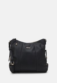 Borsa a spalla in pelle nera con chiusura a zip, finitura testurizzata, dettagli in metallo dorato e tracolla regolabile. Logo del brand impresso sul fronte.