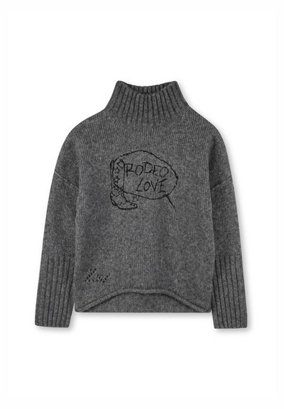 Grijze gebreide trui met hoge kraag, geribbelde mouwen en een geborduurd ontwerp met de tekst "RODEO LOVE" en een cowboylaars.