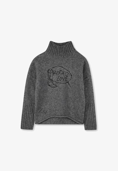 Pull en maille gris présentant un col haut, des poignets côtelés, et un design brodé avec le texte "RODEO LOVE" et une botte de cow-boy.