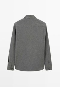 Camicia a maniche lunghe grigia in flanella con colletto, polsini bottonati e una finitura testurizzata. La vista posteriore mostra una silhouette liscia e su misura.