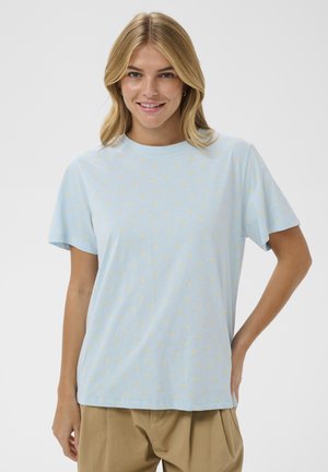 Lyseblå T-shirt med korte ærmer lavet af blød bomuld, med et gentaget mønster af små gule hjerter over hele. Klassisk rund halsudskæring.