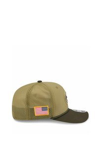 Olivgrüner Hut mit Netzpaneelen, gebogenem Schild, gesticktem Logo und einem kleinen Patch mit der amerikanischen Flagge an der Seite. Strukturierte Stoffakzente.