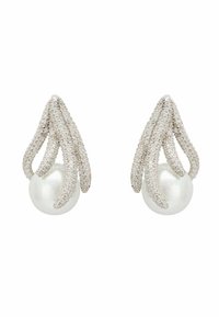 Pendientes en tono plateado con un diseño texturizado, acentos brillantes y una gran perla blanca luminosa en la base.