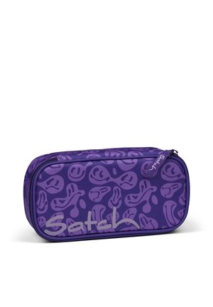 Lila rechteckiges Federmäppchen mit abstrakten Smiley-Gesichtsmustern und "Satch"-Logo in Hellgrau auf der Vorderseite, mit Reißverschlussverschluss.