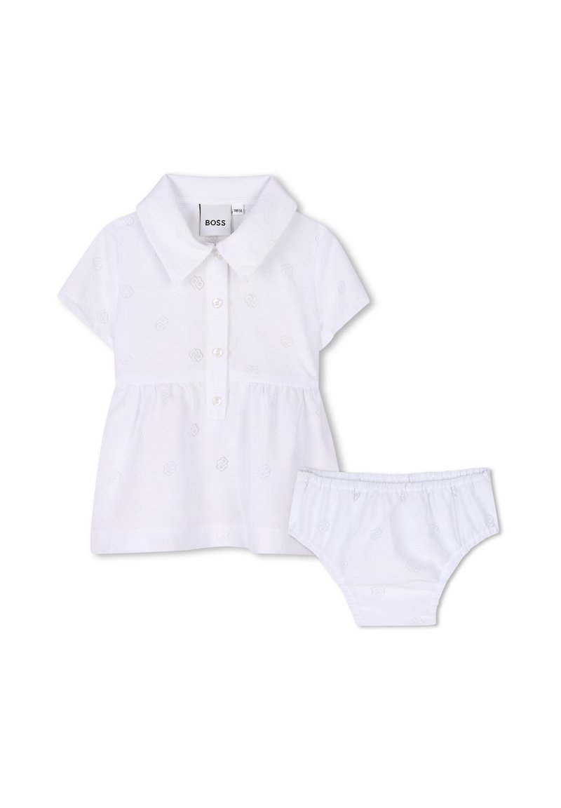 Hvit bomull polo med kort erm, krage, knappelukking og preget logo-mønster, kombinert med matchende hvite briefs med elastisk midjebånd.