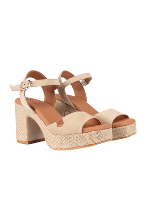 Sandalias de plataforma de ante beige con punta descubierta, tira en el tobillo y un tacón trenzado texturizado, que presentan un acento de cuero marrón en la parte delantera.